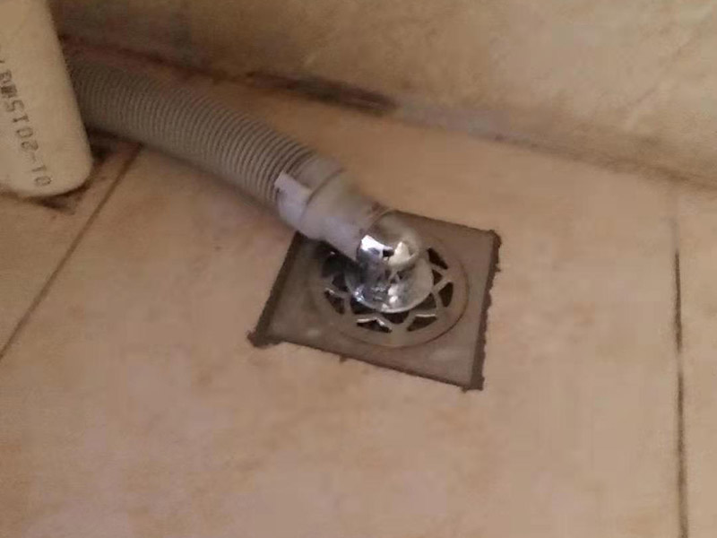 更換水龍頭地漏：塑料水龍頭維修方法最常見的漏水解決方法是使用鉗子逆時針旋轉取下龍頭，在螺釘固定處順時針纏繞上五到六圈止水膠帶，隨后順時針裝上塑料水龍頭即可，這個方法行不通，就試試后面的方法。若因軸心墊片部位發生磨損導致漏水，則可使用老虎鉗取下壓蓋，用鑷子夾出軸心墊片，更換一個新的就好了，一般的五金店都會有軸心墊片賣。若想更換三角密封墊，則可以用螺絲刀轉動栓頭上的螺絲，取下后再取下壓蓋，三角密封墊就在壓蓋的內側，更換就行了。若是接管的結合部位漏水現象嚴重，只用螺絲刀扭緊蓋型螺帽即可，如果不能解決問題，那就只好將U型密封墊更換成新的。止水磁盤的故障不容易維修，需要完全拆解龍頭進行清理，出現這種故障多是當地自來水不夠干凈內存砂石的緣故。如果發現膠墊出現了毀損，一定要立即更換。
