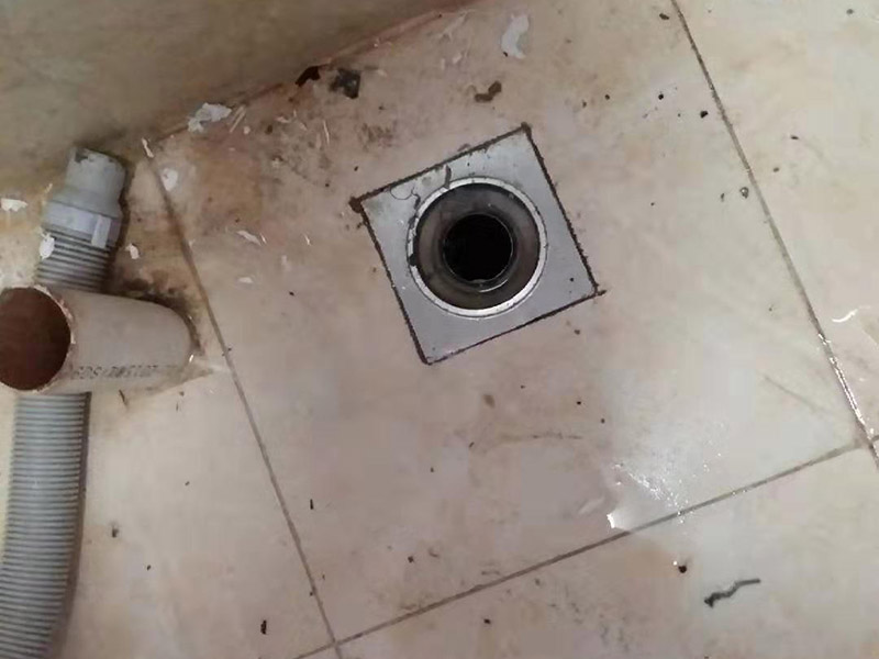 更換水龍頭地漏：塑料水龍頭維修方法最常見的漏水解決方法是使用鉗子逆時針旋轉取下龍頭，在螺釘固定處順時針纏繞上五到六圈止水膠帶，隨后順時針裝上塑料水龍頭即可，這個方法行不通，就試試后面的方法。若因軸心墊片部位發生磨損導致漏水，則可使用老虎鉗取下壓蓋，用鑷子夾出軸心墊片，更換一個新的就好了，一般的五金店都會有軸心墊片賣。若想更換三角密封墊，則可以用螺絲刀轉動栓頭上的螺絲，取下后再取下壓蓋，三角密封墊就在壓蓋的內側，更換就行了。若是接管的結合部位漏水現象嚴重，只用螺絲刀扭緊蓋型螺帽即可，如果不能解決問題，那就只好將U型密封墊更換成新的。止水磁盤的故障不容易維修，需要完全拆解龍頭進行清理，出現這種故障多是當地自來水不夠干凈內存砂石的緣故。如果發現膠墊出現了毀損，一定要立即更換。