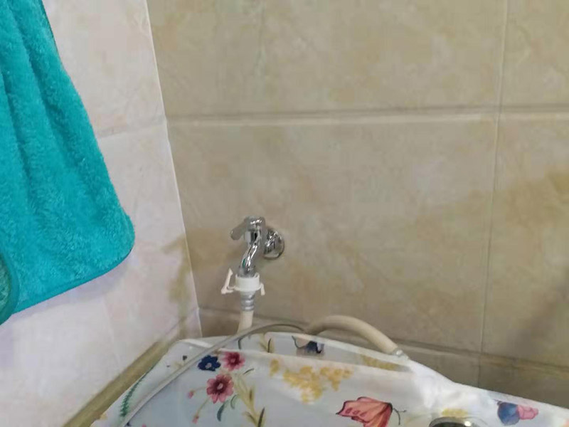 更換水龍頭地漏：塑料水龍頭維修方法最常見的漏水解決方法是使用鉗子逆時針旋轉取下龍頭，在螺釘固定處順時針纏繞上五到六圈止水膠帶，隨后順時針裝上塑料水龍頭即可，這個方法行不通，就試試后面的方法。若因軸心墊片部位發生磨損導致漏水，則可使用老虎鉗取下壓蓋，用鑷子夾出軸心墊片，更換一個新的就好了，一般的五金店都會有軸心墊片賣。若想更換三角密封墊，則可以用螺絲刀轉動栓頭上的螺絲，取下后再取下壓蓋，三角密封墊就在壓蓋的內側，更換就行了。若是接管的結合部位漏水現象嚴重，只用螺絲刀扭緊蓋型螺帽即可，如果不能解決問題，那就只好將U型密封墊更換成新的。止水磁盤的故障不容易維修，需要完全拆解龍頭進行清理，出現這種故障多是當地自來水不夠干凈內存砂石的緣故。如果發現膠墊出現了毀損，一定要立即更換。
