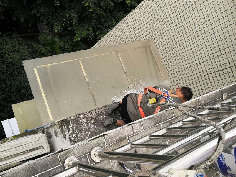 飄窗房檐頂面防水:首先，用水泥砂漿找平，同時做好防水層和保護層，然后，檢查基層處理并進行清理，要求不能有任何雜質，且屋面必須保持干燥，否則會直接影響防水效果，最后，根據當天的施工量配置相應的瀝青，并參照從高到低、從遠到近的順序，開始鋪貼屋面防水卷材。