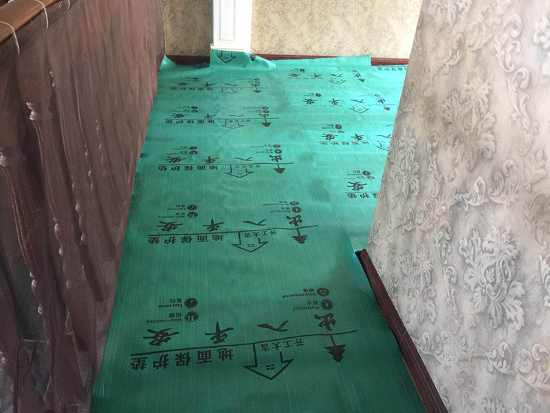 家具樓梯地面保護(hù)方案:入戶門的保護(hù) 入戶門是各種裝修物料進(jìn)場以及各種建筑裝修垃圾清理的必經(jīng)之路，這些物品在搬運(yùn)的過程中，與入戶門發(fā)生磕碰、摩擦的機(jī)率大大增加，所以，第一個(gè)需要做好成品保護(hù)的地方就是入戶門。建議：在裝修開工前直到家具進(jìn)場期間，都需要對(duì)入戶門進(jìn)行保護(hù)！對(duì)于這一點(diǎn)，可以使用成品保護(hù)膜將門包裹。  二、水電改造時(shí)的保護(hù) 水電改造屬于隱蔽工程之一，是基礎(chǔ)裝修，其施工的質(zhì)量好壞，對(duì)于后期的施工和使用起著非常重要的作用。當(dāng)水電改造完成后，對(duì)各種管線進(jìn)行規(guī)范的固定，防止脫落，對(duì)裸露的線頭進(jìn)行包裹，防止發(fā)生觸電的危險(xiǎn)，地面裸露的線管，做好固定和保護(hù)，防止被踩壞，在搬運(yùn)各種物料的時(shí)候不要破壞地面所布的管線。 建議水電改造的成品保護(hù)別忽視! 1、電路改造的時(shí)候，能開槽的地方盡量開槽。 2、不能開槽的地方一定要做好固定和保護(hù)。 3、下水管要封好。 4、對(duì)裸露的線頭盡量進(jìn)行包裹。
