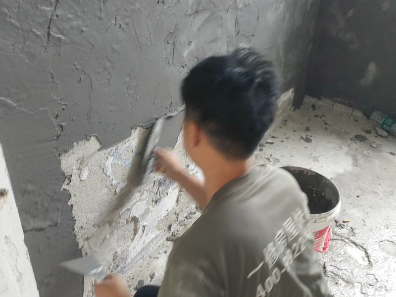 衛(wèi)生間瓷磚拆除重鋪：首先，拆除瓷磚時要用電，而電是從客廳臨時拉的，為了避免在施工過程中發(fā)生觸電的現(xiàn)象，將電拉進衛(wèi)生間內(nèi)。其次，舊房改造拆除瓷磚時可以用沖擊電鉆，這種工具方便快捷，可自由更換。但在使用前應(yīng)檢查其是否靈活，可以通過空轉(zhuǎn)一分鐘的方法進行檢驗。用完之后及時進行清理。 如果是地面的中間某一塊瓷磚想換掉就用錘子從正面敲碎地磚，然后將碎渣清理出來。拆磚應(yīng)從下至上進行，在施工過程中對地面及時進行處理，以免因垃圾過多從而影響后面的工作。同時要處理好房內(nèi)的防水層。拆除插座與水龍頭附近的瓷磚時應(yīng)小心，以免損壞水電設(shè)備。