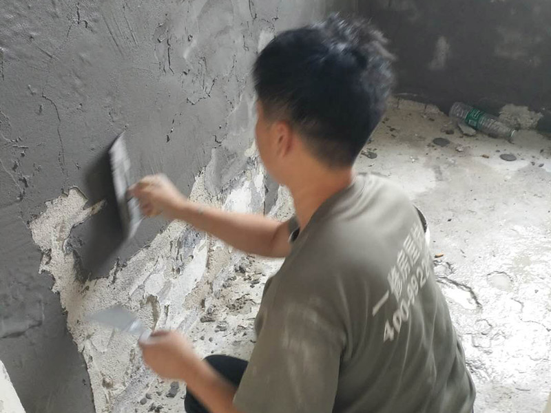 衛(wèi)生間瓷磚拆除重鋪：首先，拆除瓷磚時要用電，而電是從客廳臨時拉的，為了避免在施工過程中發(fā)生觸電的現(xiàn)象，將電拉進衛(wèi)生間內(nèi)。其次，舊房改造拆除瓷磚時可以用沖擊電鉆，這種工具方便快捷，可自由更換。但在使用前應(yīng)檢查其是否靈活，可以通過空轉(zhuǎn)一分鐘的方法進行檢驗。用完之后及時進行清理。 如果是地面的中間某一塊瓷磚想換掉就用錘子從正面敲碎地磚，然后將碎渣清理出來。拆磚應(yīng)從下至上進行，在施工過程中對地面及時進行處理，以免因垃圾過多從而影響后面的工作。同時要處理好房內(nèi)的防水層。拆除插座與水龍頭附近的瓷磚時應(yīng)小心，以免損壞水電設(shè)備。