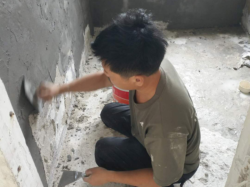 衛(wèi)生間瓷磚拆除重鋪：首先，拆除瓷磚時要用電，而電是從客廳臨時拉的，為了避免在施工過程中發(fā)生觸電的現(xiàn)象，將電拉進衛(wèi)生間內(nèi)。其次，舊房改造拆除瓷磚時可以用沖擊電鉆，這種工具方便快捷，可自由更換。但在使用前應(yīng)檢查其是否靈活，可以通過空轉(zhuǎn)一分鐘的方法進行檢驗。用完之后及時進行清理。 如果是地面的中間某一塊瓷磚想換掉就用錘子從正面敲碎地磚，然后將碎渣清理出來。拆磚應(yīng)從下至上進行，在施工過程中對地面及時進行處理，以免因垃圾過多從而影響后面的工作。同時要處理好房內(nèi)的防水層。拆除插座與水龍頭附近的瓷磚時應(yīng)小心，以免損壞水電設(shè)備。