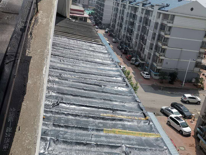 陽臺雨棚防水處理：1.清潔雨棚的表面;2.在需防水處理的區域涂上基層防水涂料，當其仍為濕潤時，把適合尺寸的縫織聚酯布鋪于其上，確保縫織聚酯布不起泡，不起皺，再用基層防水涂料浸透縫織聚酯布，至全干;3.最后涂兩層表層防水涂料;4.養護。