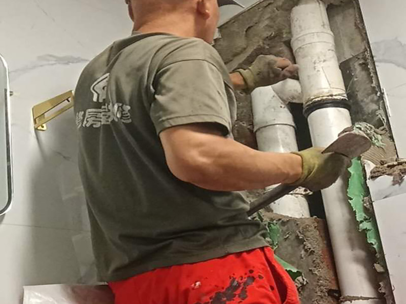 主水管更換維修：1.可以先截斷水源，然后卸下連bai接壓縮接頭的陰陽螺母，在螺du紋上繞幾層螺紋密封膠布，然后重新裝上接頭。 　　2.套筒接頭一旦發生漏水，則可能需要拆下接頭并重裝很多水管，所以應及時報知修理工進行修理。 　　3.無論是哪種水管接頭出現漏水，都可以先利用修補水管的專用膠布作臨時修補。具體操作方法是：先關閉閥門、截斷水源后，將水龍頭打開至適當位置，以泄去水管內的大部分壓力，然后用專用膠布捆住漏水的部位，或用環氣樹脂黏劑將其封住。