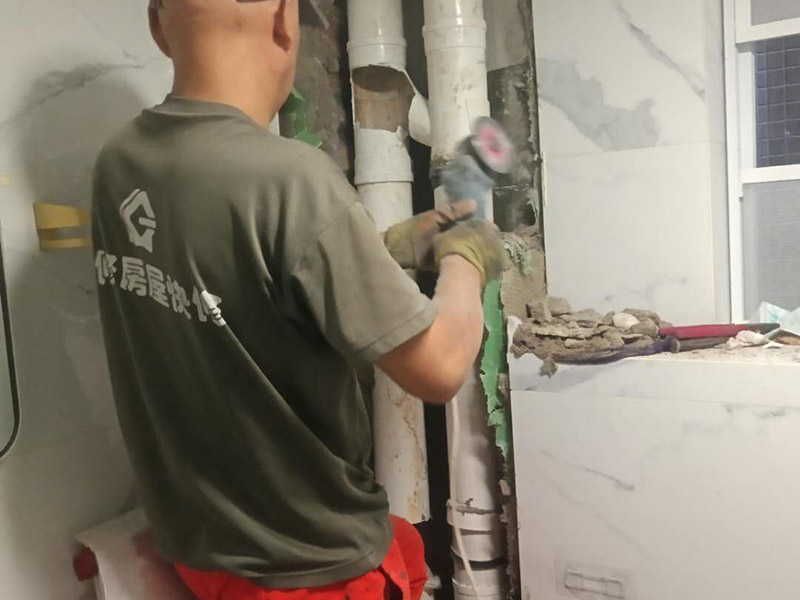 主水管更換維修：1.可以先截斷水源，然后卸下連bai接壓縮接頭的陰陽螺母，在螺du紋上繞幾層螺紋密封膠布，然后重新裝上接頭。 　　2.套筒接頭一旦發生漏水，則可能需要拆下接頭并重裝很多水管，所以應及時報知修理工進行修理。 　　3.無論是哪種水管接頭出現漏水，都可以先利用修補水管的專用膠布作臨時修補。具體操作方法是：先關閉閥門、截斷水源后，將水龍頭打開至適當位置，以泄去水管內的大部分壓力，然后用專用膠布捆住漏水的部位，或用環氣樹脂黏劑將其封住。