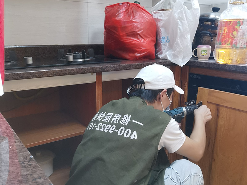 櫥柜門五金安裝：首先將鉸鏈固定在我們的柜門的一邊。注意齊平，一般是有預留孔的。之后將柜門豎直放在柜子的頂頭，兩邊用卡紙塞好預留位置。之后先釘上橫向可以移動的螺絲口，一個鉸鏈裝一個。通過移動將柜門控制在柜子的中央位置。保證開關方便。之后將所有的螺絲孔釘上螺絲，扭緊。之后開始調整。