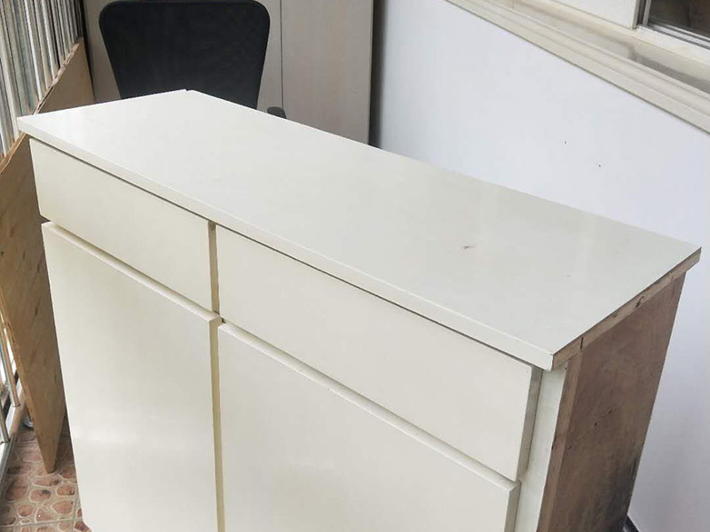 木門家具粉刷翻新:1、修補缺陷。在缺陷處(裂縫,凹坑等處)批原子灰或石膏油膩子,修補完成仔細(xì)打磨,缺陷多且嚴(yán)重的話要修補2-3遍;2、有油污的地方要么磨掉要么清洗干凈,是把手,人手摸臟的地方,打磨清理干凈后開始刷漆;3、防霉。為了避免木材長時間受潮而出現(xiàn)霉菌,可在未涂裝前,先薄涂防霉劑一層。4、把刷子在油漆桶里沾一下,一次不要沾太多的漆。刷漆的規(guī)則是從上到下,從左到右;注意轉(zhuǎn)角及隱藏處也要刷上漆; 5、第一遍干透后濕磨一遍,如無明顯瑕疵可進(jìn)行第2遍刷漆;