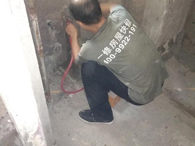 衛生間管道打壓安裝：其使用方法是把冷熱水管用軟管連接在一起這個冷熱水形成一個圈，成一根管了，試壓器接在任何一個出水口都可以這時的壓力指針是0個壓。當所有水管通路全部焊接好后才可以試壓，在測壓前要封堵所有的堵頭，關閉進水總管的閥門。測壓時，搖動千斤頂的壓桿直到壓力表的指針指向0.9-1.0左右，也就是說現在的壓力是正常水壓的3倍保持這個壓力值一定時間。不同的水管測壓時間不一樣，PPR、鋁塑PPR、鋼塑PPR等焊接管是30分鐘（只能超出不能少）。鋁塑管就是銅接頭的那種，它的時間是4個小時（半個工作日）。鍍鋅管是4個小時也是半個工作日。