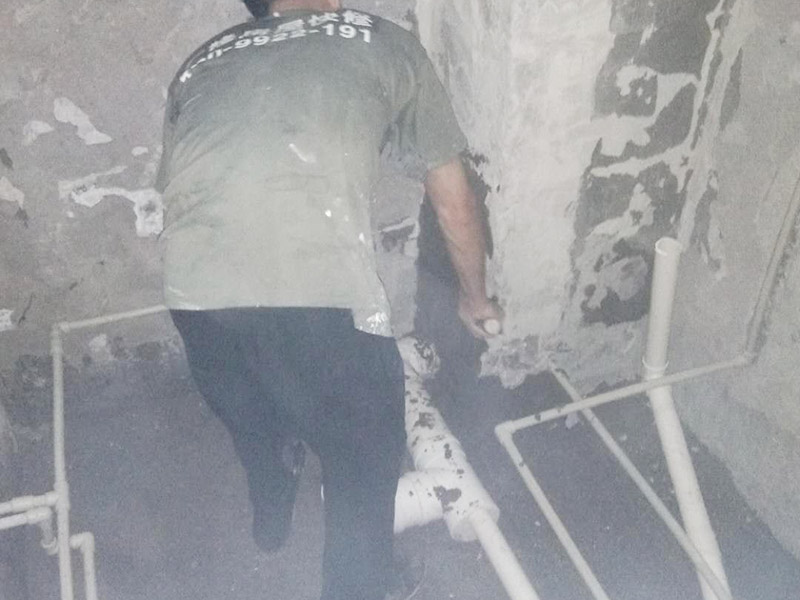 衛生間管道打壓安裝：其使用方法是把冷熱水管用軟管連接在一起這個冷熱水形成一個圈，成一根管了，試壓器接在任何一個出水口都可以這時的壓力指針是0個壓。當所有水管通路全部焊接好后才可以試壓，在測壓前要封堵所有的堵頭，關閉進水總管的閥門。測壓時，搖動千斤頂的壓桿直到壓力表的指針指向0.9-1.0左右，也就是說現在的壓力是正常水壓的3倍保持這個壓力值一定時間。不同的水管測壓時間不一樣，PPR、鋁塑PPR、鋼塑PPR等焊接管是30分鐘（只能超出不能少）。鋁塑管就是銅接頭的那種，它的時間是4個小時（半個工作日）。鍍鋅管是4個小時也是半個工作日。