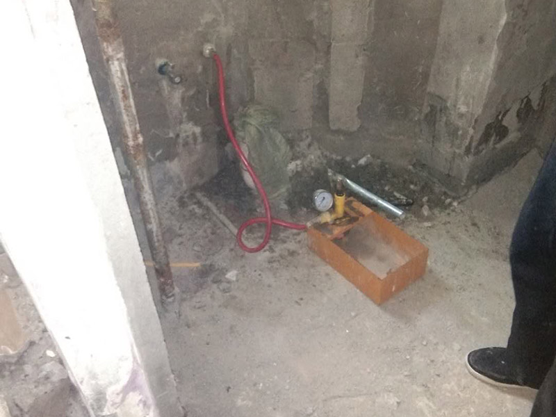 衛生間管道打壓安裝：其使用方法是把冷熱水管用軟管連接在一起這個冷熱水形成一個圈，成一根管了，試壓器接在任何一個出水口都可以這時的壓力指針是0個壓。當所有水管通路全部焊接好后才可以試壓，在測壓前要封堵所有的堵頭，關閉進水總管的閥門。測壓時，搖動千斤頂的壓桿直到壓力表的指針指向0.9-1.0左右，也就是說現在的壓力是正常水壓的3倍保持這個壓力值一定時間。不同的水管測壓時間不一樣，PPR、鋁塑PPR、鋼塑PPR等焊接管是30分鐘（只能超出不能少）。鋁塑管就是銅接頭的那種，它的時間是4個小時（半個工作日）。鍍鋅管是4個小時也是半個工作日。
