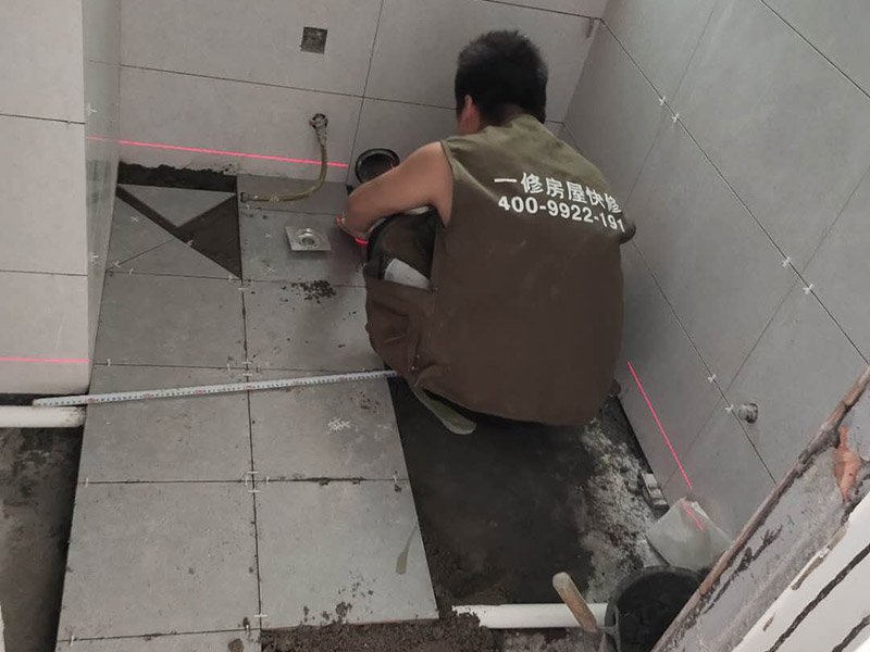 衛生間地面貼磚:先選材料，將水泥與少量建筑膠混合拌勻，做成粘貼劑。把粘貼劑用鏟刀鏟到地面刮平后將瓷磚鋪上，再用鏟刀壓實，這樣自上而下或自左而右的一排排粘貼即可。全部鋪完后，用白水泥漿美縫，把瓷磚間的間隙填實，這樣就完成了