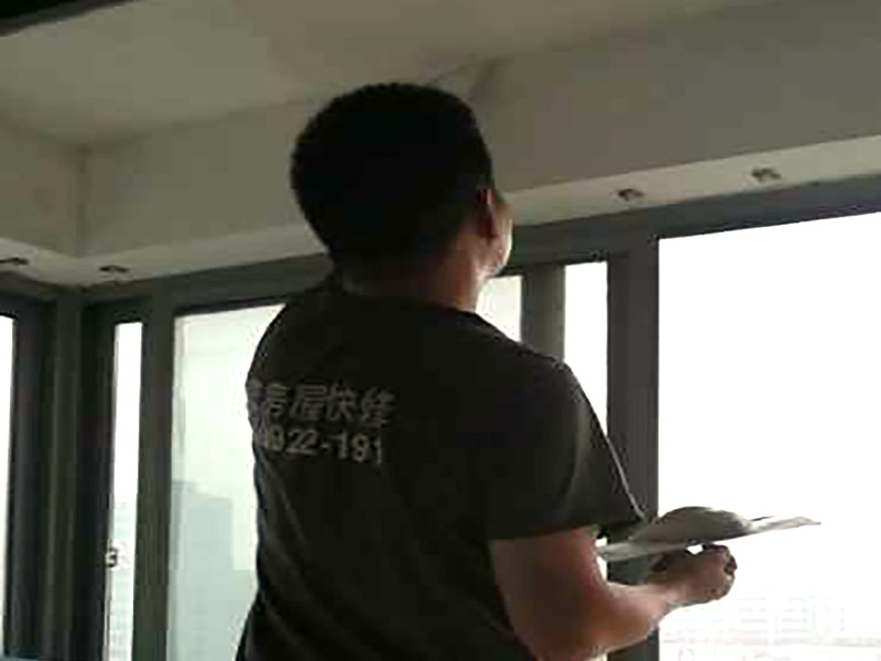陽臺頂面修補膩子：刮膩子對不同的墻體有著不同的要求，像比較常見的混凝土的墻面，會出現一些氣孔與鼓起的現象，所以就要先把墻面修平整掉，磨平凸起處，填補凹陷處。如果是預制混凝土的墻面，那么它的表面層就會有一些砂礫與疙瘩的現象，這個時候就需要專業的施工人員，使用用鋼絲刷把墻面整體的刷一遍。 基層做好處理后，墻面還是會有一些凹陷的地方，這個時候就可以用石膏膩子來補平。將石膏膩子壓實凹陷處，橫抹豎起的地方再重新刮一遍，這樣來確保墻面的平整。 墻面上可能會有油污等這些東西，所以需要涂刷一下火堿水溶液，不過在涂刷時一定要注意，一邊涂刷一邊就要拿清水清洗墻面，這樣不僅可以加快一點速度，而且效果也好。 刮膩子之前，噴刷一遍粘結劑，就可以開始刮膩子了。在刮膩子的時候注意，避免留下浮膩子以及刮痕，防止膩子上沾上灰塵、砂礫等雜物，然后按照規范刮就可以了。