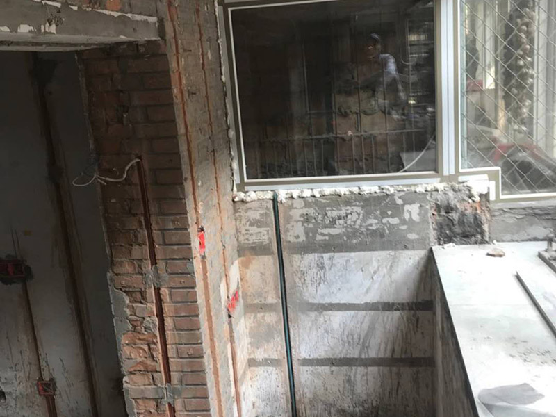 陽(yáng)臺(tái)電路改造：施工之前，首先要繪制電路布線圖，通常設(shè)計(jì)師都會(huì)提供相應(yīng)的圖紙，布線圖是電路改造的基礎(chǔ)，整個(gè)空間的電路管線位置必須按照布線圖的設(shè)計(jì)嚴(yán)格執(zhí)行。根據(jù)布線圖的要求，經(jīng)過精細(xì)測(cè)量，確定管線走向、標(biāo)高和開關(guān)、插座、燈具等設(shè)備的位置，并用墨盒線進(jìn)行表示。 最后，確定主要電器的位置嗎，并在相應(yīng)位置上做好標(biāo)記，電器定位主要需要注意空調(diào)定位、排氣扇、熱水器的定位，電視、電話、網(wǎng)線的定位。