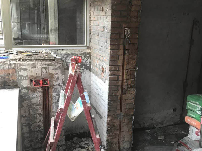 陽(yáng)臺(tái)電路改造：施工之前，首先要繪制電路布線圖，通常設(shè)計(jì)師都會(huì)提供相應(yīng)的圖紙，布線圖是電路改造的基礎(chǔ)，整個(gè)空間的電路管線位置必須按照布線圖的設(shè)計(jì)嚴(yán)格執(zhí)行。根據(jù)布線圖的要求，經(jīng)過精細(xì)測(cè)量，確定管線走向、標(biāo)高和開關(guān)、插座、燈具等設(shè)備的位置，并用墨盒線進(jìn)行表示。 最后，確定主要電器的位置嗎，并在相應(yīng)位置上做好標(biāo)記，電器定位主要需要注意空調(diào)定位、排氣扇、熱水器的定位，電視、電話、網(wǎng)線的定位。
