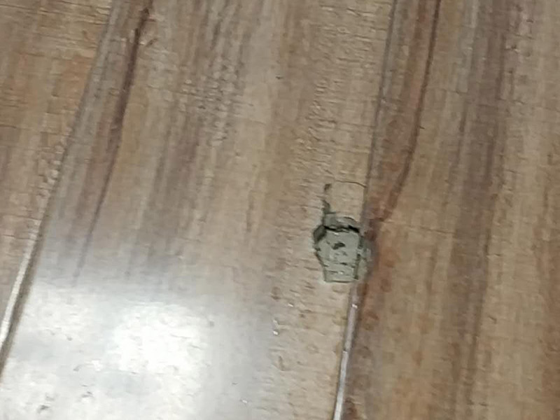 地板修復(fù)維修:一種是漆面修復(fù);一種是局部破壞，重裝修復(fù);另外一種是整體重裝修復(fù)。這些修復(fù)方式各有利弊，選擇時(shí)要區(qū)別對(duì)待，除了重新鋪裝，但比較耗時(shí)、耗力以外，任何一種修復(fù)方式都不能使地板或地磚恢復(fù)如初。 可以用有新榫頭小片地板在接口上來(lái)回滑動(dòng)，找出殘留膠跡并清除，以保證修復(fù)后的地板美觀(guān)，同樣需要注意的是不要損壞周?chē)拈静?接下來(lái)處理新地板，鋸掉新地板槽口一邊的下半部分并清理干凈整個(gè)榫槽，注意預(yù)留一些空間，因外涂抹膠水后會(huì)占用一定的空間;最后將新地板安裝到需要替換的位置，將原四周地板榫頭涂滿(mǎn)膠水，并在新地板榫槽處也施上膠水，然后放在起下廢板塊的空隙處，先將長(zhǎng)邊榫舌與短邊榫舌的一角嵌入原四周地板的槽口邊，再用手按下槽口一邊，并墊木塊以專(zhuān)用工具輕輕砸入，注意安裝前先比一下長(zhǎng)度是否一致，如果新板長(zhǎng)了，可以修短一點(diǎn)，短了就只有拆裝整條地板了。