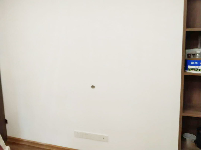 電視背景墻裝修：首先需要量背景墻的尺寸，然后記錄下來，可以去網(wǎng)上或者實(shí)體店購(gòu)買墻布。要注意尺寸要留有余地，才能進(jìn)行處理。要對(duì)貼墻布的墻面先進(jìn)行處理，墻面如果是剛做好的水泥漆，干了就可以操作。如果是普通的墻面，需要先做基膜。把購(gòu)買來的墻布展開，然后站到梯椅上，把墻布對(duì)角貼上去。要注意張貼的平整，不能一邊高一邊低。用手按壓住墻布，然后用刮片把墻布刮平。刮角落的時(shí)候，要注意用力刮平，不要有褶皺或者翹角。墻布刮好后，要用鋒利的刀片，進(jìn)行修邊處理，電線孔也要用刀片割開。修邊好后，也要用刮片再刮一遍。裁剪邊框的墻紙，按照同樣步驟張貼。張貼好后，用布擦一下，防止膠水沾住。查看張貼效果，關(guān)上窗戶。