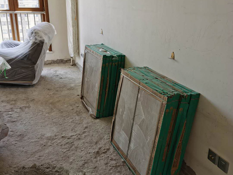 客廳瓷磚鋪貼:鋪貼前，先將所鋪平面表面的塵土、雜物等徹底清掃干凈，平面不能有空鼓、開裂和起砂等現象，如果存在這些現象，要先進行修復處理，在鋪設瓷磚。鋪設地磚施工前，要先在地面彈出十字線，從而控制地磚分隔尺寸。然后要選用1:3干硬性水泥砂漿，砂漿的厚度要在25mm左右。把瓷磚按照要求放在水泥砂漿上，用橡皮錘輕輕敲擊瓷磚的表面，直至瓷磚鋪貼平整。鋪貼完瓷磚后，要進行勾縫處理，先清理干凈瓷磚縫隙里的雜質，再用專用填縫劑進行勾縫處理。
