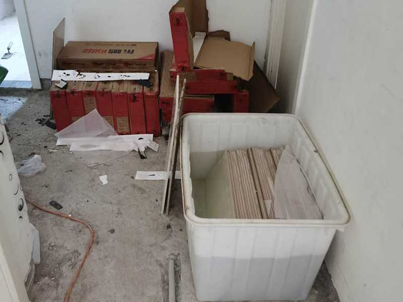客廳瓷磚鋪貼:鋪貼前，先將所鋪平面表面的塵土、雜物等徹底清掃干凈，平面不能有空鼓、開裂和起砂等現象，如果存在這些現象，要先進行修復處理，在鋪設瓷磚。鋪設地磚施工前，要先在地面彈出十字線，從而控制地磚分隔尺寸。然后要選用1:3干硬性水泥砂漿，砂漿的厚度要在25mm左右。把瓷磚按照要求放在水泥砂漿上，用橡皮錘輕輕敲擊瓷磚的表面，直至瓷磚鋪貼平整。鋪貼完瓷磚后，要進行勾縫處理，先清理干凈瓷磚縫隙里的雜質，再用專用填縫劑進行勾縫處理。