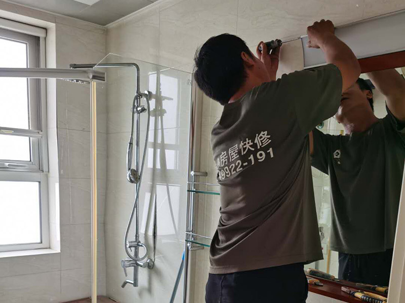 衛(wèi)生間拆除重裝：拆卸衛(wèi)生間用具，如洗手盆、鏡面、掛鉤、熱水器等，最后拆下天花板。根據(jù)施工隊伍的施工習慣，可以在磚塊敲擊所有墻壁之前均勻地移除衛(wèi)生間固定裝置，或者可以將磚塊穿插在磚塊中。 并非所有的衛(wèi)生器具都需要立即拆卸，并且在敲擊磚塊后留下馬桶的拆卸。為了避免在敲擊磚時掉落的瓷磚，排水管損壞，或者掉入排水管中導致結垢。但是，如果您需要保留馬桶，可以在施工前使用木板或堅固的材料，并將其放在馬桶上以防止瓷磚掉落。 拆除衛(wèi)生間用具后，應將外露的電線芯用絕緣膠帶捆扎，以免造成安全隱患，導致施工人員受到電擊傷害，或電池芯可能被水短路。