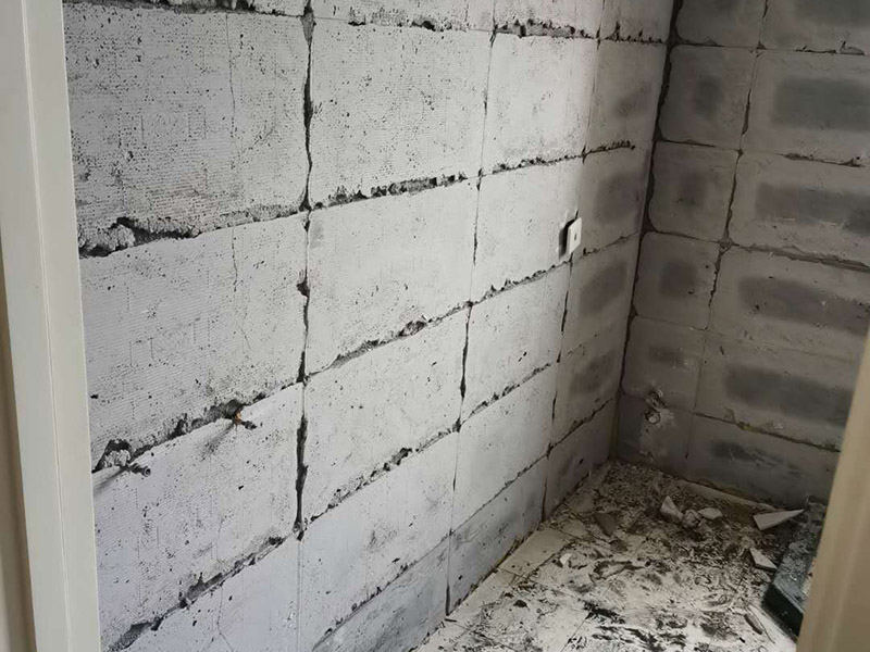 衛(wèi)生間拆除重裝：拆卸衛(wèi)生間用具，如洗手盆、鏡面、掛鉤、熱水器等，最后拆下天花板。根據(jù)施工隊伍的施工習慣，可以在磚塊敲擊所有墻壁之前均勻地移除衛(wèi)生間固定裝置，或者可以將磚塊穿插在磚塊中。 并非所有的衛(wèi)生器具都需要立即拆卸，并且在敲擊磚塊后留下馬桶的拆卸。為了避免在敲擊磚時掉落的瓷磚，排水管損壞，或者掉入排水管中導致結垢。但是，如果您需要保留馬桶，可以在施工前使用木板或堅固的材料，并將其放在馬桶上以防止瓷磚掉落。 拆除衛(wèi)生間用具后，應將外露的電線芯用絕緣膠帶捆扎，以免造成安全隱患，導致施工人員受到電擊傷害，或電池芯可能被水短路。