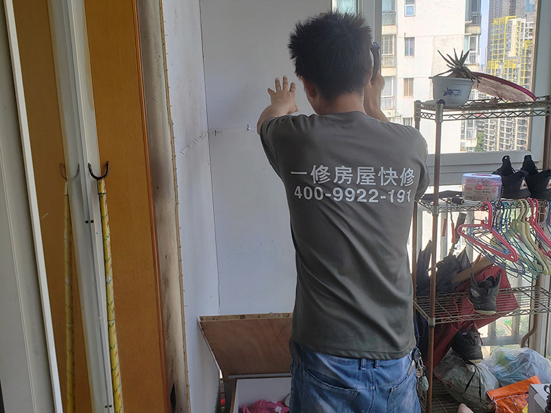 柜子拆除方案：首先把衣柜里面的衣服等東西收拾出來。 2.把衣柜里面活動的零件全部拿出來,比如襪子盒、掛衣桿等。 3.把衣柜的門上的折頁用螺絲刀寫下來。 4.如果有活動門,比如推拉門,這樣的部件也要先卸下來。 5.衣柜上有螺絲釘的部位,用螺絲擰下來,拆除。