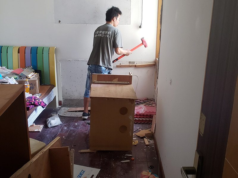 柜子拆除方案：首先把衣柜里面的衣服等東西收拾出來。 2.把衣柜里面活動的零件全部拿出來,比如襪子盒、掛衣桿等。 3.把衣柜的門上的折頁用螺絲刀寫下來。 4.如果有活動門,比如推拉門,這樣的部件也要先卸下來。 5.衣柜上有螺絲釘的部位,用螺絲擰下來,拆除。