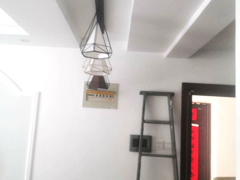 浴室柜及燈具安裝：安裝前，檢查零配件是否齊全。安裝三角閥，確保冷熱進水管保持齊平。測量距離，安裝下水管。涂抹膠水要均勻，確保管與管間連接緊密。安裝柜角，看所有角是否在同一水平。裝好后可做適當的調整。將浴室柜靠墻放好。看進出水管位置是否得當，不合適時需做一定改動。安裝臺盆的龍頭。龍頭最好與浴室柜配套購買，這樣出水角度較為適合。用螺母固定臺盆龍頭。固定時一只手要扶好龍頭，以免裝好后位置偏離。將裝好龍頭的臺盆放在浴室柜上，調整位置到最佳為止。連接臺盆的進出水管及下水，長度適當，位置合理。裝好柜體的把手，并進行適