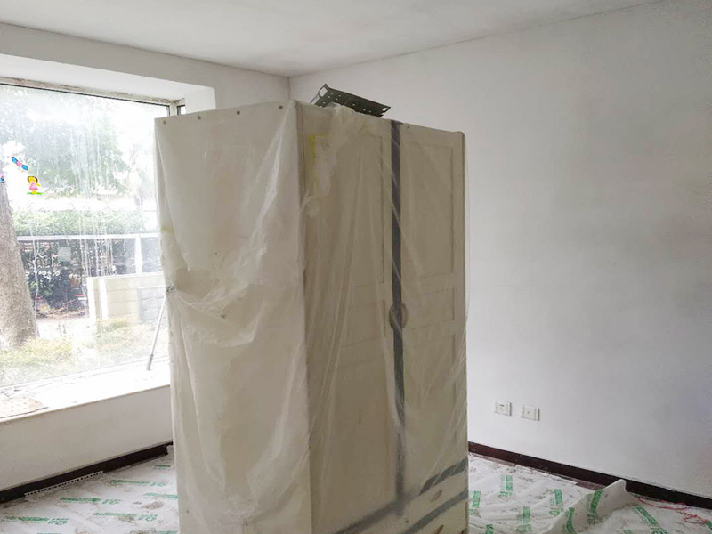 墻面鏟除翻新家具保護：舊墻的基本處理包括清理舊墻面原有的乳膠漆和膩子層的鏟除、木裝修、其他表面裝飾物（如壁紙）的拆除，如果只是裝修了一兩年的墻面，墻面的膩子可以不用鏟除，用鋼刷和砂紙打磨墻面后就可以重新涂刷乳膠漆，如果裝修時間較長的就需要將膩子層鏟除后再進行后續工序。切記舊墻面一定要進行處理，不能直接涂刷，粉化嚴重的墻面要鏟除后，抹上一層白水泥，再進行涂刷。 墻面涂刷底漆的作用是抗堿防潮、封固基材、保護面漆，提高面漆的質感和遮蓋力。如果沒有刷底漆就直接上面漆的話，時間一長墻面就容易起泡、發霉，經陽光長時間照射也會發生墻面變色的情況。