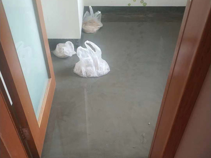 廁所地面閉水試驗：防水施工完成，24小時后可做閉水試驗；把地漏和管道口周邊進行暫時封堵；在門口砌20CM高的擋墻；開始蓄水，深度5-20厘米，做好水位標記；蓄水時間48～72小時；第一天閉水后，看水位線是否有明顯下降，如果有，請及時檢查樓下屋頂和管道周邊是否有滲漏，如果沒有，繼續(xù)閉水；第三天閉水完畢，全面檢查樓下天花板和屋頂管道周邊。完全合格后進行下一道工序。