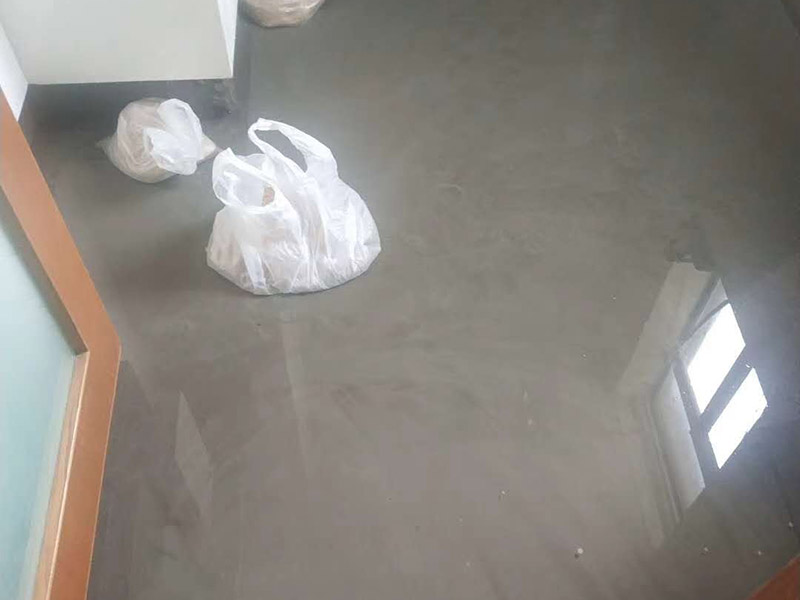 廁所地面閉水試驗：防水施工完成，24小時后可做閉水試驗；把地漏和管道口周邊進行暫時封堵；在門口砌20CM高的擋墻；開始蓄水，深度5-20厘米，做好水位標記；蓄水時間48～72小時；第一天閉水后，看水位線是否有明顯下降，如果有，請及時檢查樓下屋頂和管道周邊是否有滲漏，如果沒有，繼續(xù)閉水；第三天閉水完畢，全面檢查樓下天花板和屋頂管道周邊。完全合格后進行下一道工序。