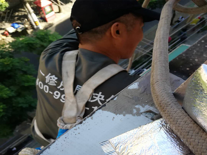 外墻下水管安裝：安裝準(zhǔn)備→預(yù)制加工→干管安裝→立管安裝→支管安裝→卡件固定 →封口堵洞→閉水試驗(yàn)→通水試驗(yàn) 首先剔出吊卡孔洞或復(fù)查預(yù)埋件是否合適。清理場(chǎng)地，按需要支搭操作平臺(tái)。將預(yù)制好的支管按編號(hào)運(yùn)至現(xiàn)場(chǎng)。清除各粘接部位的污物及水分。將支管水平初步吊起，涂抹粘接劑，用力推入預(yù)留管口。