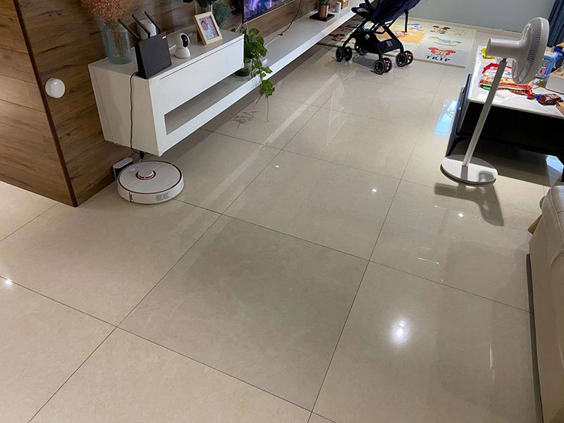 客廳瓷磚修補:如果只是瓷磚脫落，砂漿留在墻、地面上沒有松動，解決辦法就是將瓷磚背面和側面殘留的砂漿刮干凈，然后在瓷磚背面涂上一層均勻的砂漿，并按回原位。如果砂漿和瓷磚一起掉落，處理辦法就是先在墻、地面基礎面上鑿些毛坑，然后在基礎面上一層砂漿，然后將瓷磚壓上去，直至瓷磚固定在上面。 瓷磚脫落一般都是因為鋪設時用普通水泥砂漿來粘合，水泥砂漿的粘結力比較低而且特別容易受環境因素影響，經常會有瓷磚空鼓甚至脫落現象。如果出現這樣的現象最好換用粘結力強，具有防水性的瓷磚膠。