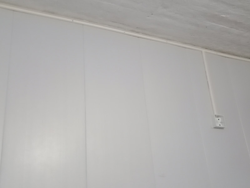 電路明線安裝:一般線路維修的時候首先肯定是尋找出問題的地方，這個過程跟明線暗線沒有太大的關系，就算是線壞了，電工也不會靠肉眼去找，都是要借助儀器的。暗線雖然被埋在墻里或地下，但是所有的電線都使用了穿線管，把舊線拉出來換上新線還是可以的，而且維修后表面也不會出現痕跡，只是過程比較麻煩。 而明線的布線方法首先需要看電線的走線位置，將前面擋住的物體移開，然后維修電線，整個過程相當于重新安裝了一次電線，存在區別的是明線維修后會留下痕跡。