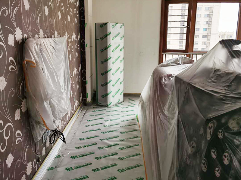 家具成品保護：各類裝修物料的進場、建筑裝修的清理都必須經過入戶門。在對物品進行搬運時，難免會與入戶門發生磕碰及摩擦。因此，在進行成品保護時，我們首先要做好入戶門的保護。 　　建議，在裝修開工前知道家具家電進場，都應當使用成品保護膜將入戶門進行包裹。 進行裝修施工時，磁環邊鋪邊勾縫，在崗鋪設的瓷磚、地板上堆放雜物、走動踩踏，地板沒有使用成品保護膜覆蓋等都會影響瓷磚及地板的鋪貼效果，使瓷磚出現施工質量問題。
