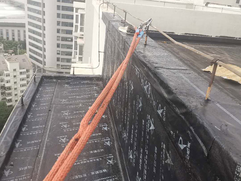 陽臺屋頂鋪防水：首先為陽臺封裝防水，由于是防水工作的第一道防線，因此是千萬不可馬虎的，在做陽臺封裝時，在選材方面就需要選擇防水防潮的材料，在施工過程中應注意做好密閉，若沒有做好封裝的話，陽臺的防水將會大打折扣。 在鋪設前用天驕廠家推薦的基材處理劑需均勻涂刷需要鋪設的所有屋面；將準備好的改性瀝青防水卷材鋪設在屋頂的表面，具體的尺寸根據實際的應用要求；防水膜安裝應采用氣缸式丙烷烤燈，剪裁應使用專業的切割工具。一切準備完成后將卷材放置在正確的位置，然后將其重新卷好，注意不要改變鋪設方向。