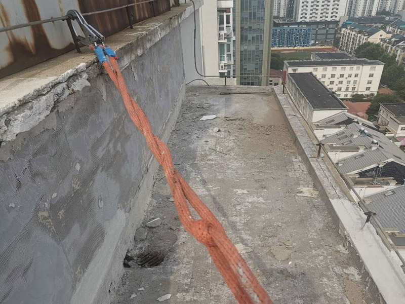 陽臺屋頂鋪防水：首先為陽臺封裝防水，由于是防水工作的第一道防線，因此是千萬不可馬虎的，在做陽臺封裝時，在選材方面就需要選擇防水防潮的材料，在施工過程中應注意做好密閉，若沒有做好封裝的話，陽臺的防水將會大打折扣。 在鋪設前用天驕廠家推薦的基材處理劑需均勻涂刷需要鋪設的所有屋面；將準備好的改性瀝青防水卷材鋪設在屋頂的表面，具體的尺寸根據實際的應用要求；防水膜安裝應采用氣缸式丙烷烤燈，剪裁應使用專業的切割工具。一切準備完成后將卷材放置在正確的位置，然后將其重新卷好，注意不要改變鋪設方向。