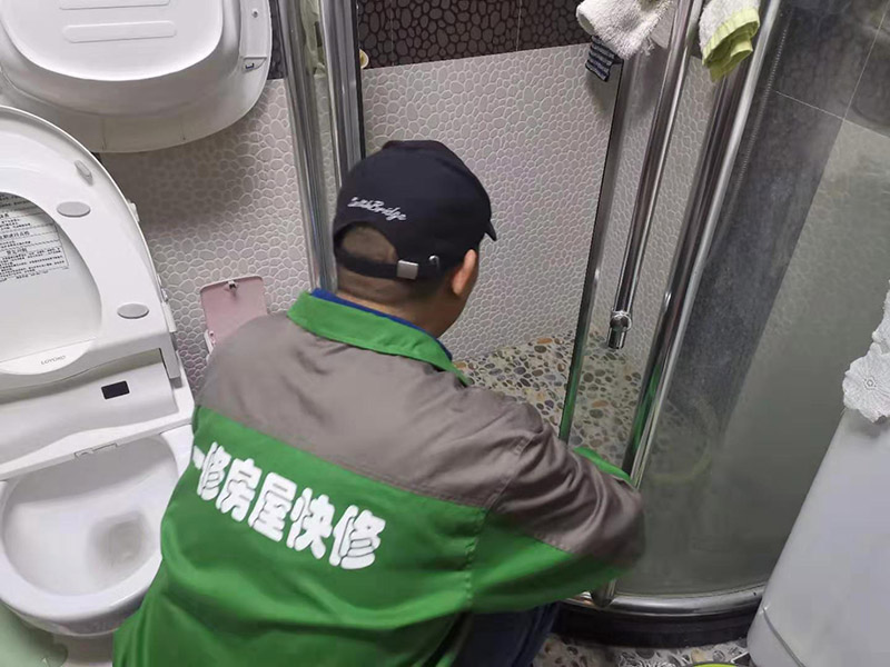 浴室家具安裝：安裝底座，布好排水管，將保溫材料貼到浴缸上后將浴缸卡進浴缸底座里，并做好地面保護。按照圖紙在各面板和天花上做好各部件的定位開孔，然后將吸頂燈先裝上天花面板上，將保溫材料用雙面膠貼好，并打上玻璃膠，起墻面保溫作用，并事先將花灑桿等部件固定到面板上。電氣設(shè)備的安裝。換氣扇接線，肩湯，腰湯接線，安裝隔板，安裝鏡子和水栓；清掃干凈，再打膠。將安裝過程中的灰塵擦拭干凈之后，地面，天花角需要打上膠，防止有走光現(xiàn)象。之后再安裝壓條，并再次擦拭干凈。