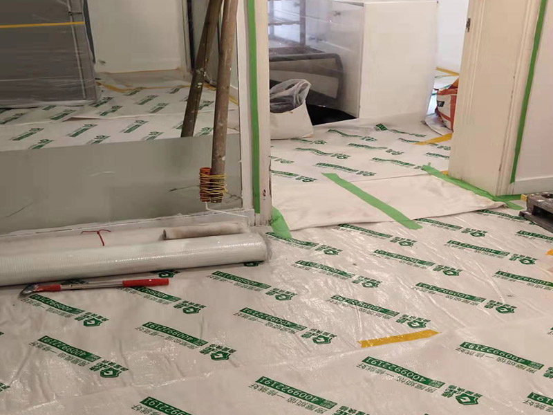全屋地面保護案例:瓷磚、地板的鋪貼保護 瓷磚、地板的鋪裝，也屬于基礎裝修部分，經(jīng)常發(fā)現(xiàn)瓷磚施工時和施工后都沒有做成品保護工作，具體的表現(xiàn)有：瓷磚邊鋪邊勾縫、在剛鋪的瓷磚、地板上堆放雜物、剛鋪的瓷磚就在上面走動踩踏、地面瓷磚、地板沒有使用成品保護膜覆蓋等，這些都會影響瓷磚的鋪貼效果，造成瓷磚的施工質量問題。建議： 1、墻地面瓷磚，在鋪貼未干固的情況下，不要急于勾縫，以免人為的造成瓷磚松動、高低不平，影響施工效果。 2、地面瓷磚干固前，不要在上面走動、堆放雜物，以免造成瓷磚松動、高低不平。 3、地面瓷磚鋪貼完后，使用成品保護膠覆蓋磚面，既可以防止裝修時的沙子磨傷地面，同時也能有效的防止油漆涂料等有色液體滴落磚面，造成地面污染。