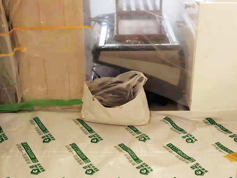 全屋地面保護案例:瓷磚、地板的鋪貼保護 瓷磚、地板的鋪裝，也屬于基礎裝修部分，經(jīng)常發(fā)現(xiàn)瓷磚施工時和施工后都沒有做成品保護工作，具體的表現(xiàn)有：瓷磚邊鋪邊勾縫、在剛鋪的瓷磚、地板上堆放雜物、剛鋪的瓷磚就在上面走動踩踏、地面瓷磚、地板沒有使用成品保護膜覆蓋等，這些都會影響瓷磚的鋪貼效果，造成瓷磚的施工質量問題。建議： 1、墻地面瓷磚，在鋪貼未干固的情況下，不要急于勾縫，以免人為的造成瓷磚松動、高低不平，影響施工效果。 2、地面瓷磚干固前，不要在上面走動、堆放雜物，以免造成瓷磚松動、高低不平。 3、地面瓷磚鋪貼完后，使用成品保護膠覆蓋磚面，既可以防止裝修時的沙子磨傷地面，同時也能有效的防止油漆涂料等有色液體滴落磚面，造成地面污染。