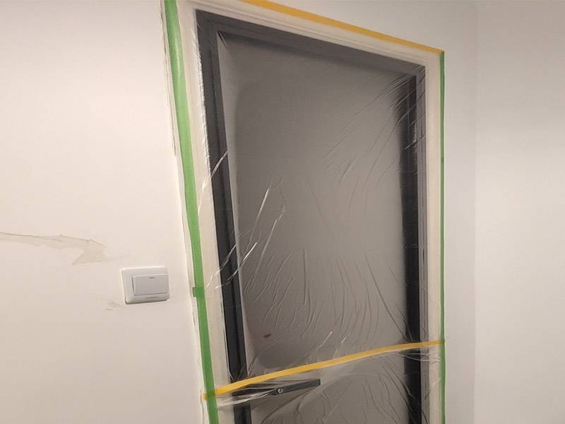全屋地面保護案例:瓷磚、地板的鋪貼保護 瓷磚、地板的鋪裝，也屬于基礎裝修部分，經(jīng)常發(fā)現(xiàn)瓷磚施工時和施工后都沒有做成品保護工作，具體的表現(xiàn)有：瓷磚邊鋪邊勾縫、在剛鋪的瓷磚、地板上堆放雜物、剛鋪的瓷磚就在上面走動踩踏、地面瓷磚、地板沒有使用成品保護膜覆蓋等，這些都會影響瓷磚的鋪貼效果，造成瓷磚的施工質量問題。建議： 1、墻地面瓷磚，在鋪貼未干固的情況下，不要急于勾縫，以免人為的造成瓷磚松動、高低不平，影響施工效果。 2、地面瓷磚干固前，不要在上面走動、堆放雜物，以免造成瓷磚松動、高低不平。 3、地面瓷磚鋪貼完后，使用成品保護膠覆蓋磚面，既可以防止裝修時的沙子磨傷地面，同時也能有效的防止油漆涂料等有色液體滴落磚面，造成地面污染。