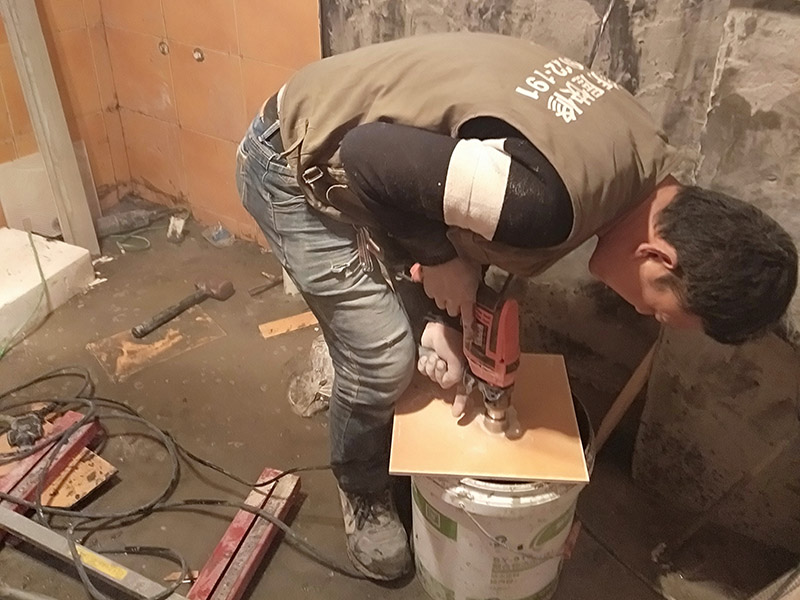 瓷磚開孔施工：瓷磚比較滑，同時也是怕瓷磚容易碎，所以用膠紙封住打孔的位置，以防止鉆頭在瓷磚上面打滑，其次膠紙封住周圍也是為了防止打孔時產生的震動而破壞周圍。先在打孔的位置，用磚頭輕輕的打出一個小坑坑來，或者用釘子磨出一個小洞來，之后再用電鉆打，一邊打一邊用事先準備好的礦泉水瓶裝好的水澆上去，避免打鉆時太熱瓷磚容易碎掉。