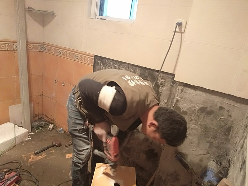 瓷磚開孔施工：瓷磚比較滑，同時也是怕瓷磚容易碎，所以用膠紙封住打孔的位置，以防止鉆頭在瓷磚上面打滑，其次膠紙封住周圍也是為了防止打孔時產生的震動而破壞周圍。先在打孔的位置，用磚頭輕輕的打出一個小坑坑來，或者用釘子磨出一個小洞來，之后再用電鉆打，一邊打一邊用事先準備好的礦泉水瓶裝好的水澆上去，避免打鉆時太熱瓷磚容易碎掉。