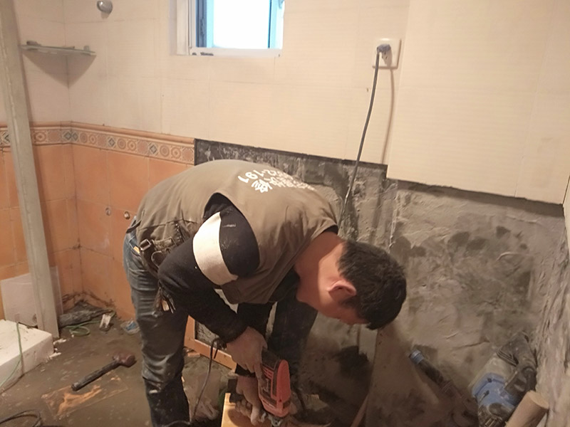 瓷磚開孔施工：瓷磚比較滑，同時也是怕瓷磚容易碎，所以用膠紙封住打孔的位置，以防止鉆頭在瓷磚上面打滑，其次膠紙封住周圍也是為了防止打孔時產生的震動而破壞周圍。先在打孔的位置，用磚頭輕輕的打出一個小坑坑來，或者用釘子磨出一個小洞來，之后再用電鉆打，一邊打一邊用事先準備好的礦泉水瓶裝好的水澆上去，避免打鉆時太熱瓷磚容易碎掉。
