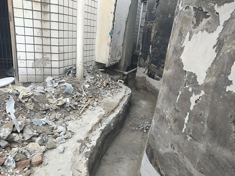 截水溝防水維修：1、確認基面已預處理，管線外露的建議用水泥砂漿包裹覆蓋，尤其要將邊角地面的孔洞補平，并用水將基面充分濕潤（無明水為準）； 2、使用時將A液料組分專倒進包裝桶（或其他容器）內，用慢速電鉆（約400轉/分）攪拌（或人工攪拌），同時慢慢加入配套的粉料組分，攪拌3-5分鐘直至獲得均勻的混合物，靜置5分鐘等活性滲透屬物質熟化后作業可獲得較好的效果；