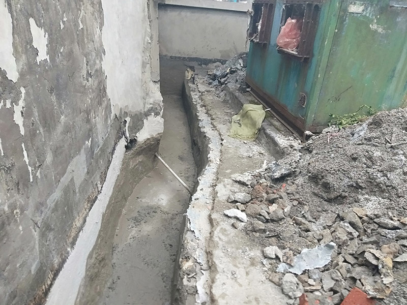 截水溝防水維修：1、確認基面已預處理，管線外露的建議用水泥砂漿包裹覆蓋，尤其要將邊角地面的孔洞補平，并用水將基面充分濕潤（無明水為準）； 2、使用時將A液料組分專倒進包裝桶（或其他容器）內，用慢速電鉆（約400轉/分）攪拌（或人工攪拌），同時慢慢加入配套的粉料組分，攪拌3-5分鐘直至獲得均勻的混合物，靜置5分鐘等活性滲透屬物質熟化后作業可獲得較好的效果；
