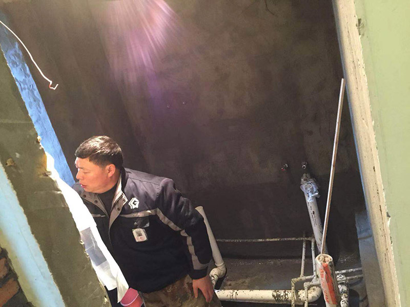 廁所墻面防水：1、假如衛生間墻面防水高度做的太低，長期的沐浴會成才墻體浸透、容易造成墻體發霉，墻面脫落，失去防水性能。 2、一般非淋浴墻的高度是1.5米左右就好，但是為了強化防水的作用，也可以做高到1.8米，但是這樣成本要高，然而對于衛生間的改造的輕墻體，最哈把防水高度做到頂部。 首先要找平，如果是要更換衛生間瓷磚，要將原來的瓷磚砸掉之后，在用水泥砂漿把地面找平，然后在做防水出來，這樣就可以避免防水涂料太薄造成漏水。在做防水時接縫處要刷到位，衛生間墻面之間的接縫要以上下水管道地面的接縫是最容易出現問題