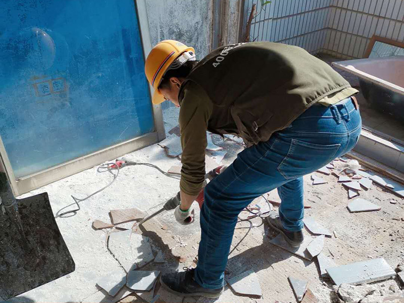 瓷磚拆除建渣處理：首先將拆除建筑物、房屋裝修和改造道路中產(chǎn)生的建筑垃圾用車運到處理場所，然后，用人工的辦法將建筑垃圾中的可直接再生利用的物質，如金屬材料、木質類材料和塑料類材料分選歸類，直接供給相應的公司進行處理。