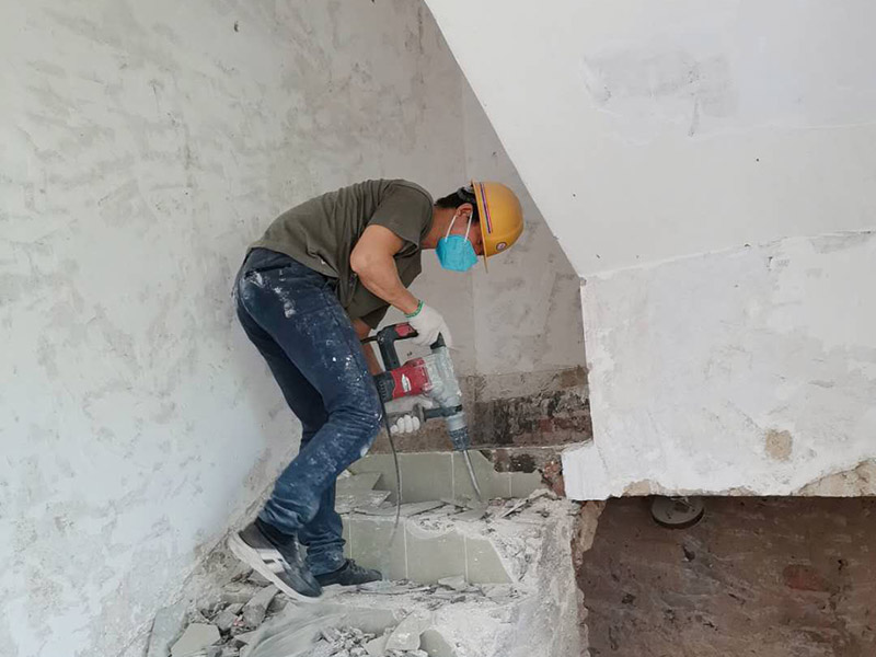 瓷磚拆除建渣處理：首先將拆除建筑物、房屋裝修和改造道路中產(chǎn)生的建筑垃圾用車運到處理場所，然后，用人工的辦法將建筑垃圾中的可直接再生利用的物質，如金屬材料、木質類材料和塑料類材料分選歸類，直接供給相應的公司進行處理。